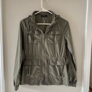 Mountain Hardware Green Lightweight Hooded Jacket women’s size 2